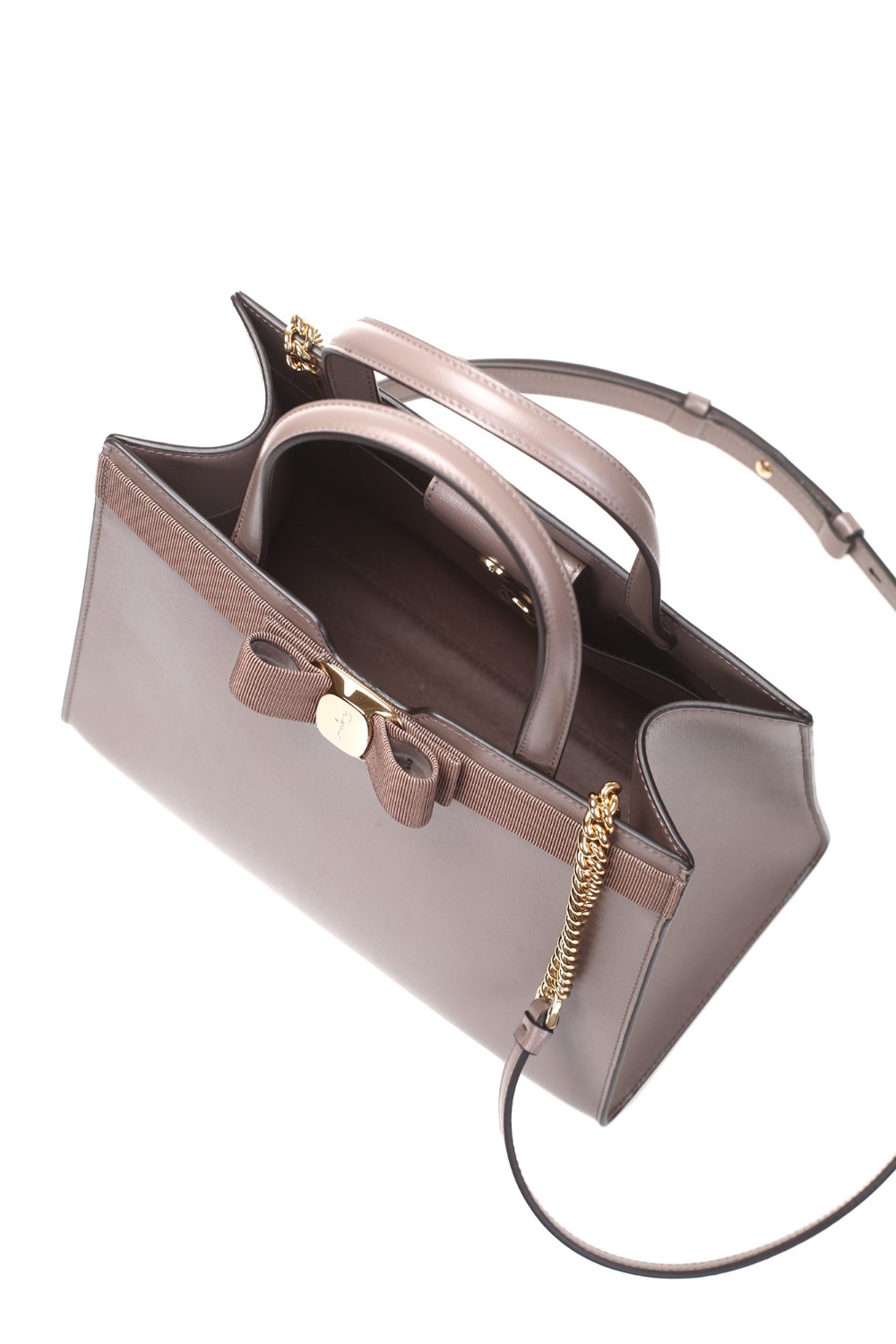 shop SALVATORE FERRAGAMO  Borsa: Salvatore Ferragamo tote bag Fiocco Vara (M).
Realizzata in morbido vitello dalla grana naturale.
Decorata da un inserto in gros grain e dal fiocco Vara con placca centrale in metallo dorato.
Interno foderato con tasche piatte.
Tracolla in pelle e catena dorata.
Dimensioni: Altezza 20 cm  Lunghezza 25 cm  Profondità 14 cm.
Composizione: 100% pelle di vitello.
Fabbricato in Italia.. 21I290 VARA-009741078 number 1956398